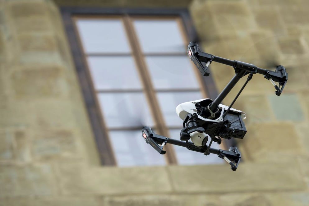Un drone vole lors d'une conference de presse sur la reglementation cantonale cenconernant les drones ce jeudi 11 juillet 2019 a Lausanne. (KEYSTONE/Jean-Christophe Bott)
