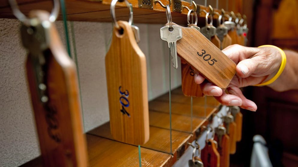 In Schweizer Hotels lief das Geschäft im April deutlich besser als in dem von Corona stark belasteten Vorjahr. Verglichen mit 2019 fehlen allerdings noch immer die Gäste aus dem Ausland.(Archivbild)