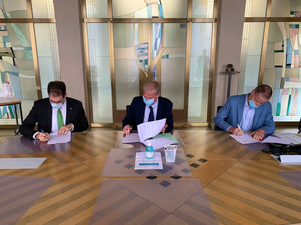 Il momento della firma