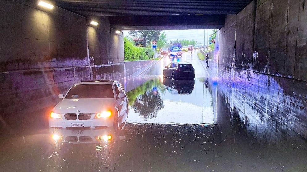Zwei Autos blieben in der überschwemmten Unterführung in Bilten GL mit Motorschaden liegen.