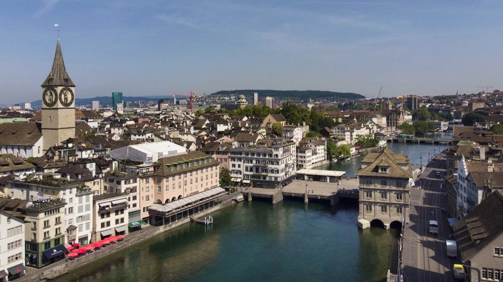 Die Kirche St. Peter an der linksufrigen Altstadt, die Limmat, die Gemuesebruecke und das Rathaus, Mitte, und das Limmatquai, rechts, aufgenommen am 25. Juni 2019 in Zuerich. (KEYSTONE/Christian Beutler)