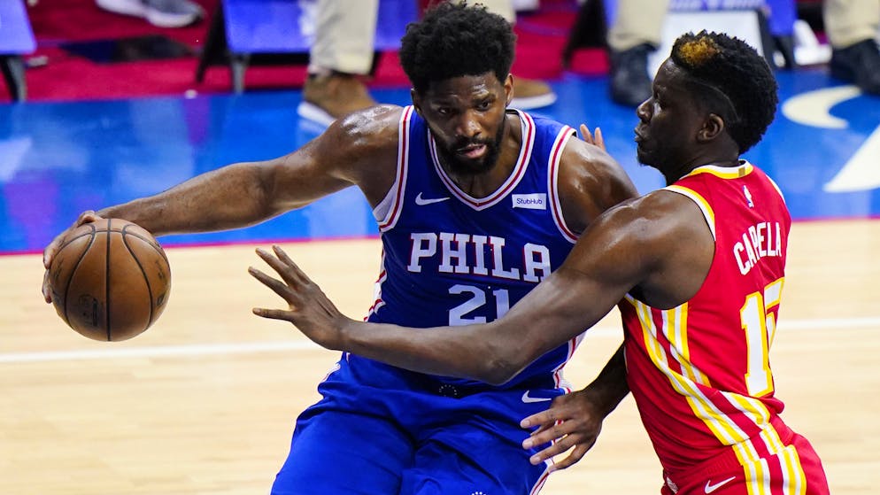 Im Vergleich zu Clint Capela (rechts/ 208cm, 108kg) ist sogar Joel Embiid (213cm, 127kg) ein Koloss