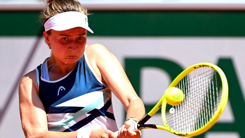epa09256950 Barbora Krejcikova of the Czech Republic in action against Coco Gauff of the USA during their quarter final match at the French Open tennis tournament at Roland Garros in Paris, France, 09 June 2021. EPA/CAROLINE BLUMBERG