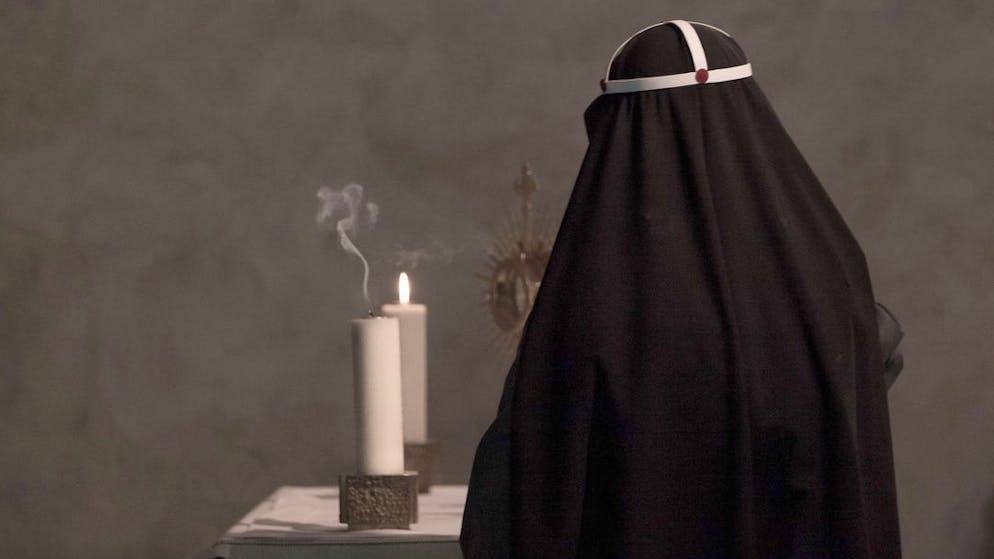 Eine Schwester betet in der Kapelle der Casa Santa Birgitta in Lugano am 5. Mai 2015. 13 Schwestern des Birgittenordens zwischen 25 und 81 Jahren fuehren seit 1924 ein einfaches Hotel in der Naehe des Zentrums von Lugano, das ganzjaehrig geoeffnet hat. (KEYSTONE/Ti-Press/Pablo Gianinazzi) *** NO SALES, NO ARCHIVES ***