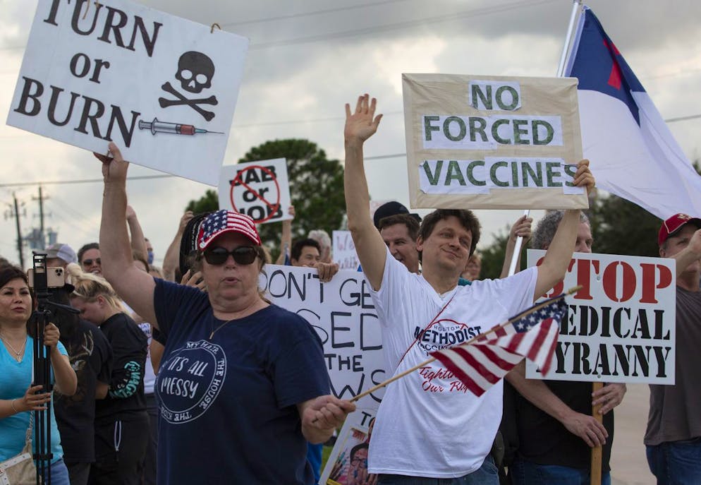 Les manifestants font signe aux voitures qui les klaxonnent pour soutenir la manifestation contre la règle du système de l'hôpital méthodiste de Houston de licencier tout employé qui n'est pas immunisé d'ici le lundi 7 juin 2021, à l'hôpital méthodiste de Houston Baytown à Baytown, au Texas.