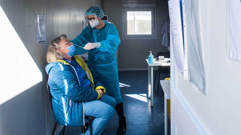 Dr. Laura Santandrea von der Amavita-Apotheke bietet in einem Container im Einkaufszentrum Breggia kostenlose antigene Schnelltests zur Feststellung des Coronavirus an, am Donnerstag, 18. Maerz 2021, in Balerna. Ab 15. März koennen sich alle Menschen in der Schweiz - ob mit oder ohne Symptome - kostenlos auf das Coronavirus testen lassen koennen. Das Angebot gilt auch für Grenzgaengerinnen und Grenzgaenger. Die Tests sind in Apotheken und Testzentren moeglich. (KEYSTONE/Ti-Press/Alessandro Crinari)