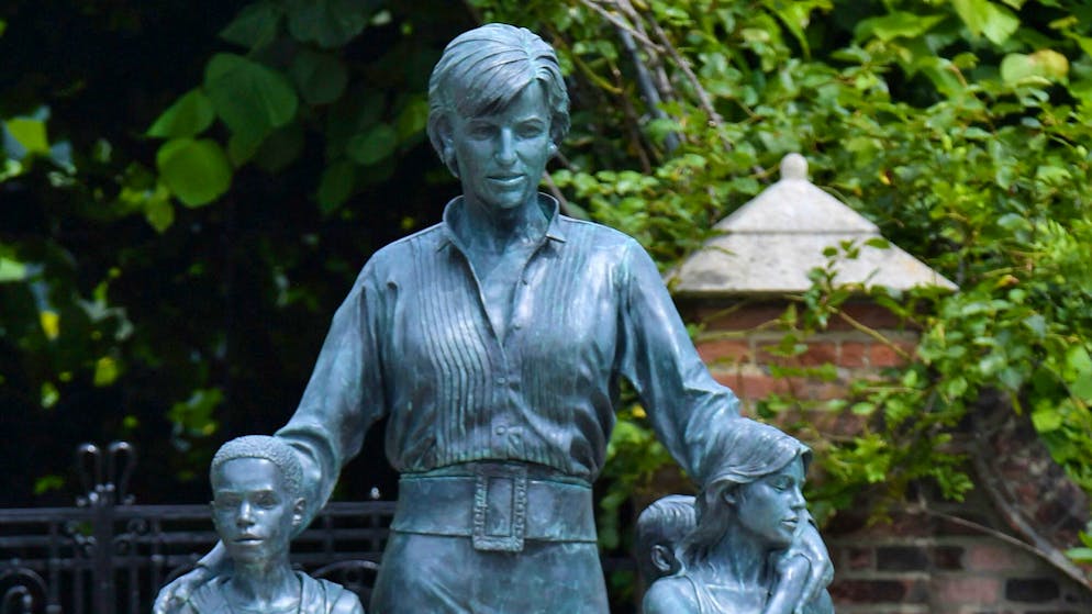 Diana wäre heute 60: Enthüllung des Diana-Denkmals. Die Statue befindet sich im Sunken Garden auf dem Gelände des Kensington-Palasts in London. 