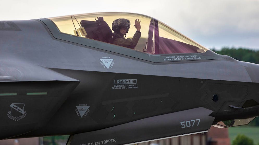A Lockheed Martin F-35A fighter jet pilot waves to the crowd during a test and evaluation day at the Swiss Army airbase, in Payerne, Switzerland, Friday, June 7, 2019. (KEYSTONE/Peter Klaunzer)
