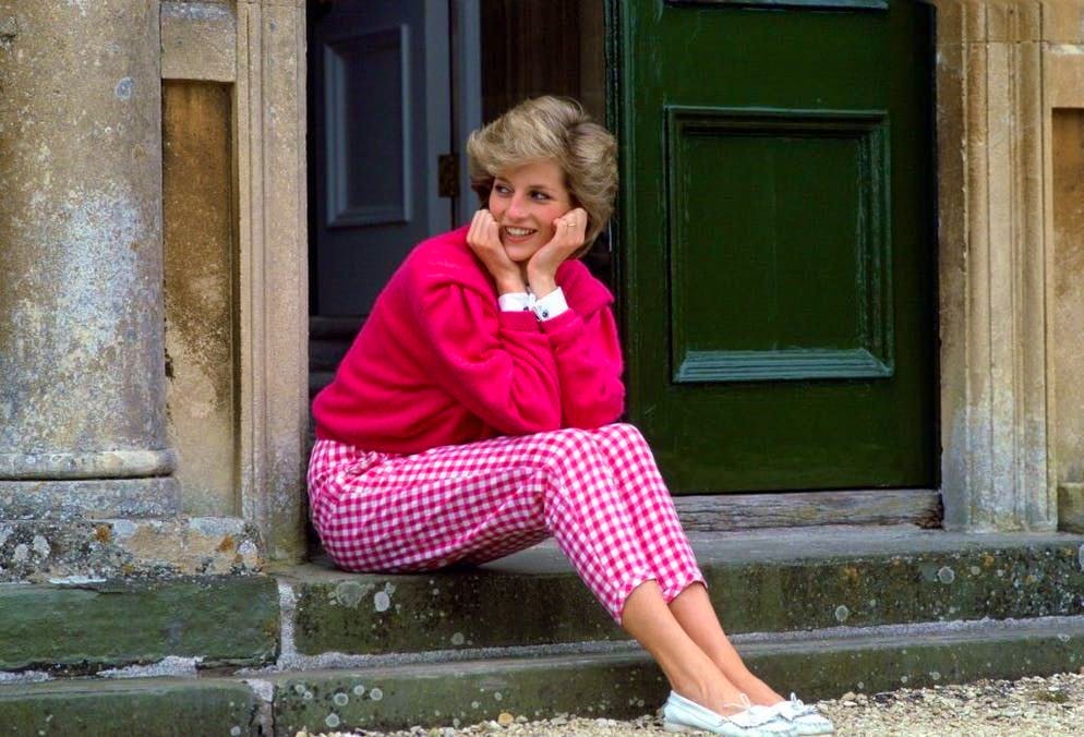 Look Lady D. Non è molto sorprendente che un altro modello che ha usato sia tornato di moda: gli abiti quadrettati. Saranno di tendenza quest'estate..