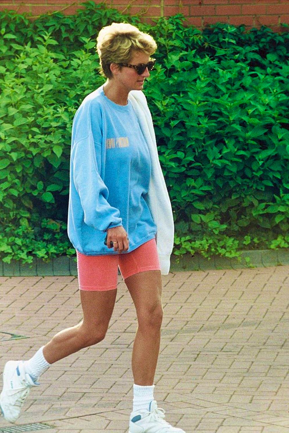 Look Lady D. Pantaloncini da ciclista? Certo, sono popolari anche oggi e non solo per fare sport. Così come calzini da tennis visibilmente consumati.