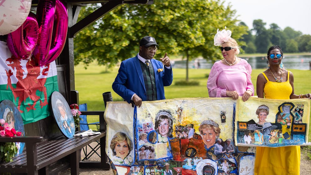 Diana wäre heute 60: Enthüllung des Diana-Denkmals. Auch nach ihrem Unfalltod 1997 in Paris …