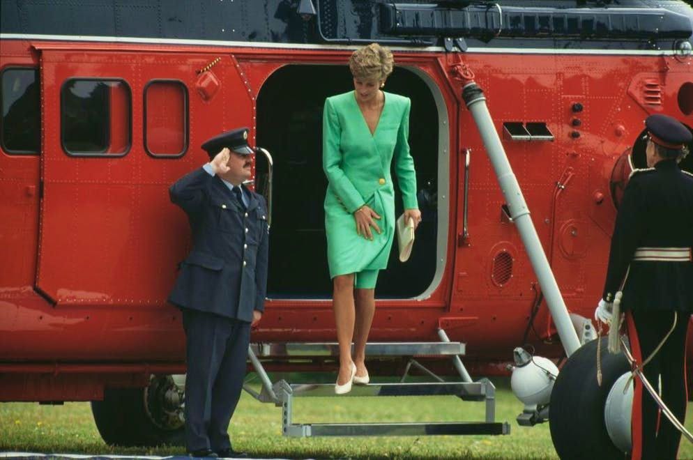 Look Lady D. I blazer verdi sono di gran moda nel 2021. Diana ha cavalcato l'onda verde negli anni '80 e '90. Indossava un abito blazer verde di Catherine Walker a Dorchester nel 1991.