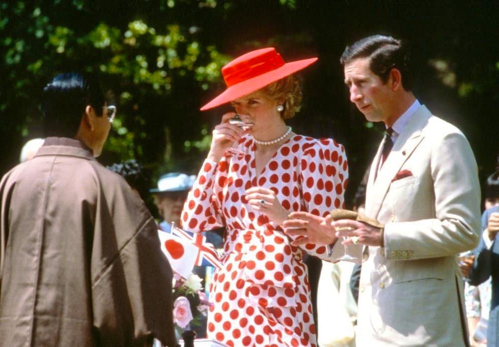 Look Lady D. I pois festeggiano un brillante ritorno nel 2021. Grazie a Lady D, che ha utilizzato i puntini in tutte le possibili varianti di colore, il motivo è ora un classico. Durante il tour reale del Giappone nel 1986, ha sfoggiato un vestito a pois rossi.
