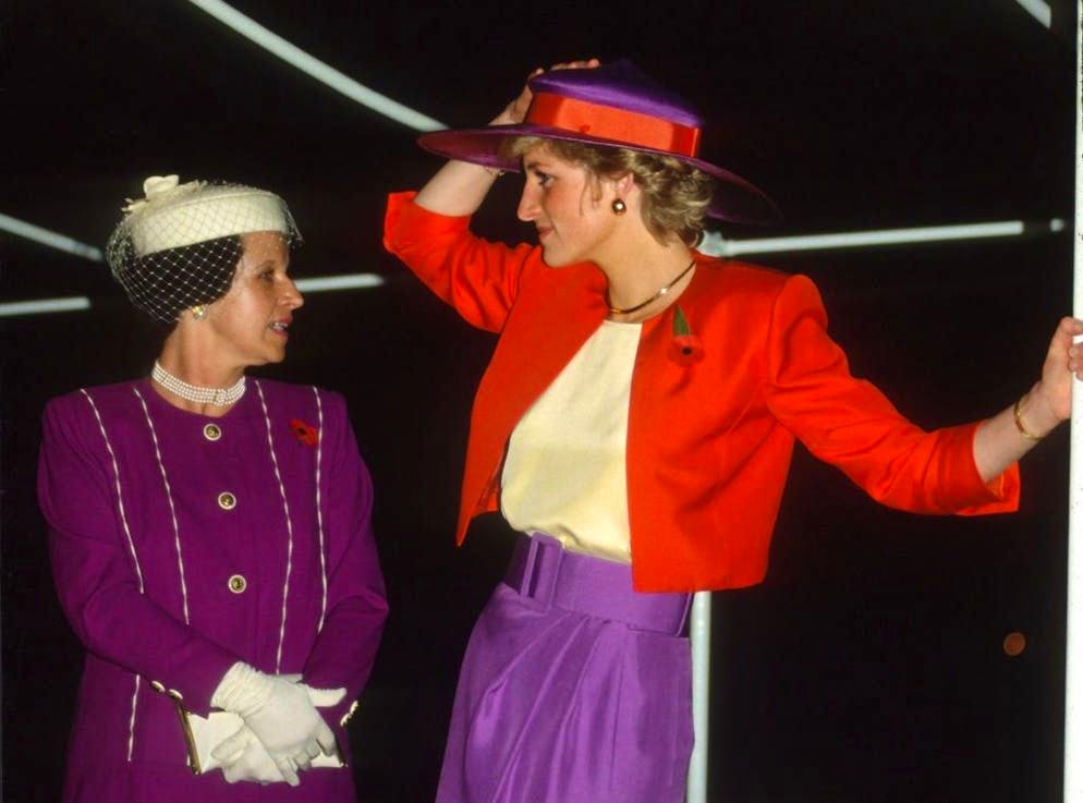 Look Lady D. La combinazione di colori, che all'epoca era piuttosto audace, non era estraneo alla "Principessa del Galles". Durante la sua visita di stato a Hong Kong nel 1989, ha abilmente combinato il rosso e il viola e ha attirato l'attenzione di tutti. Uno dei suoi outfit più memorabili fino ad oggi. Esattamente 30 anni dopo, Meghan Markle ha copiato questa combinazione di colori.
