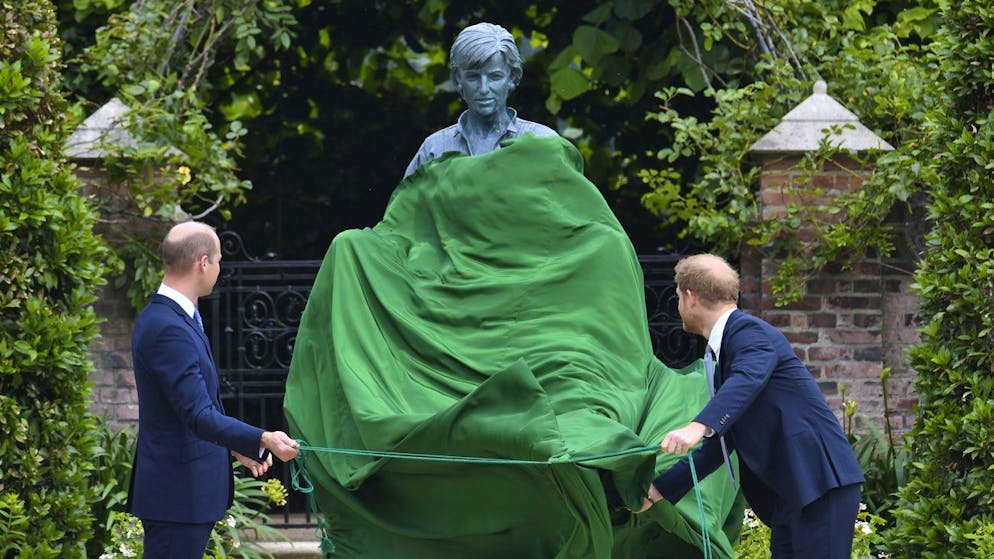 Diana wäre heute 60: Enthüllung des Diana-Denkmals. ... gewartet. Vor vier Jahren gaben sie die Diana-Statue in Auftrag.