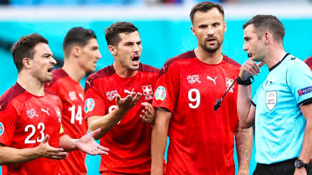 Fassungslosigkeit bei den Schweizer Spielern nach der roten Karte gegen Freuler.