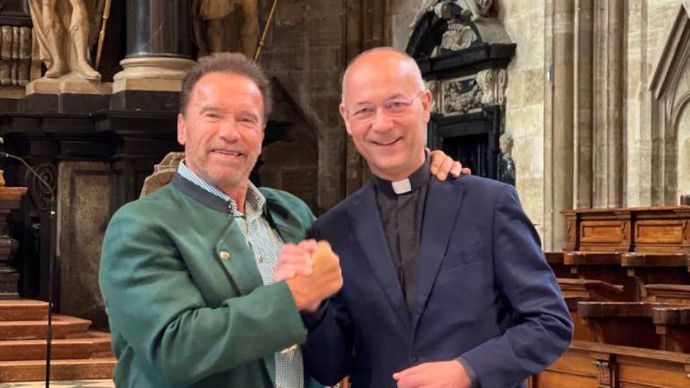 Arnold Schwarzenegger (l) mit Dompfarrer Toni Faber im Stephansdom. 