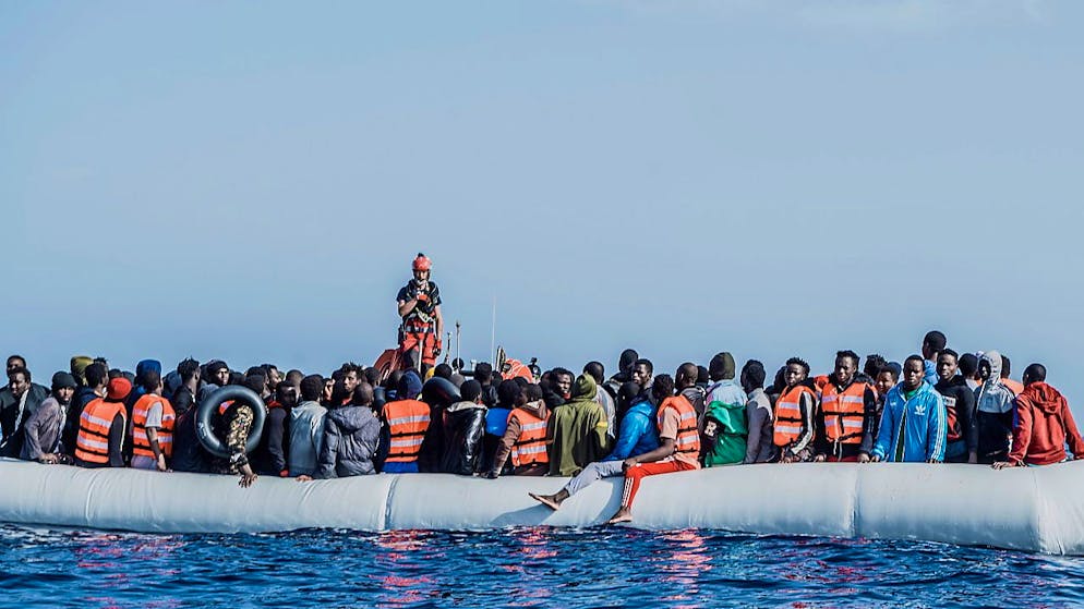 Almeno 43 migranti sono annegati in un naufragio al largo della Tunisia mentre tentavano di attraversare il Mediterraneo dalla Libia all'Italia. Altri 84 sono stati salvati, riferisce la Mezzaluna Rossa tunisina secondo quanto riporta la Reuters sul suo sito.