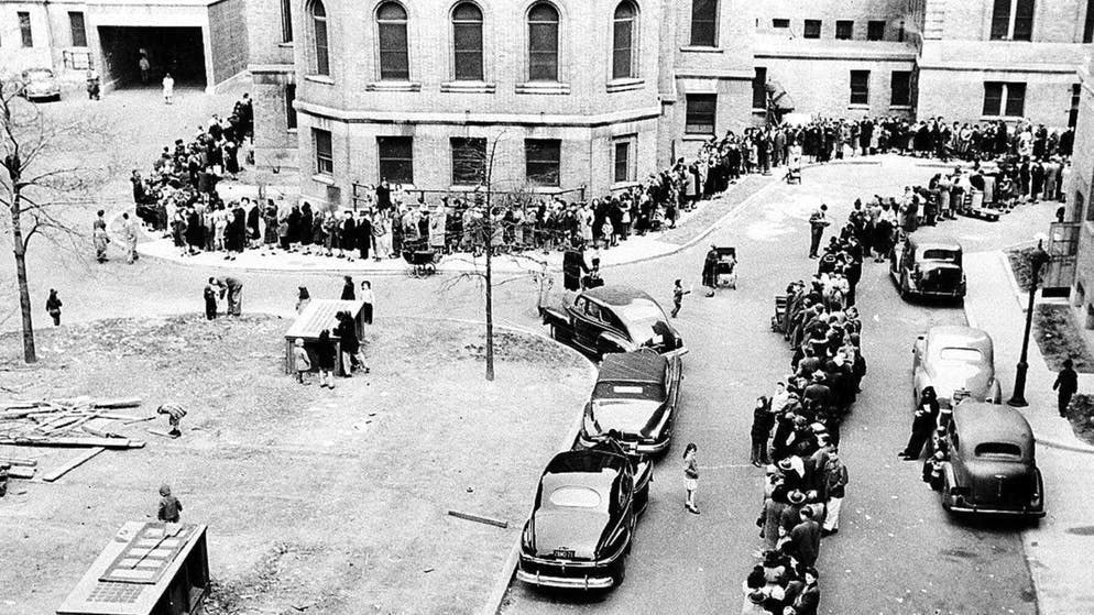 Coda per la vaccinazione contro il vaiolo a New York, 1947. Oggi la malattia è debellata, secondo l'OMS.
