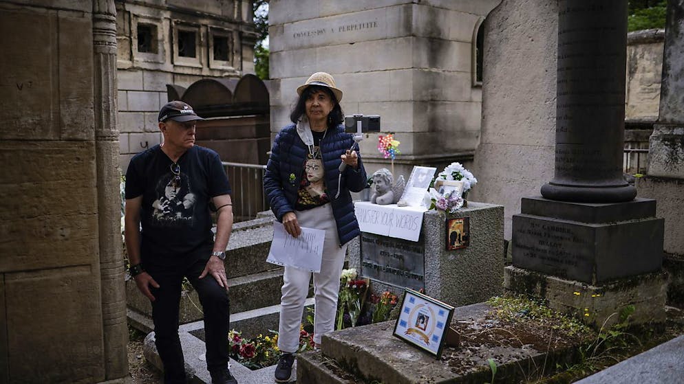 Davanti alla tomba di Jim Morrison nel cimitero Père Lachaise a Parigi.