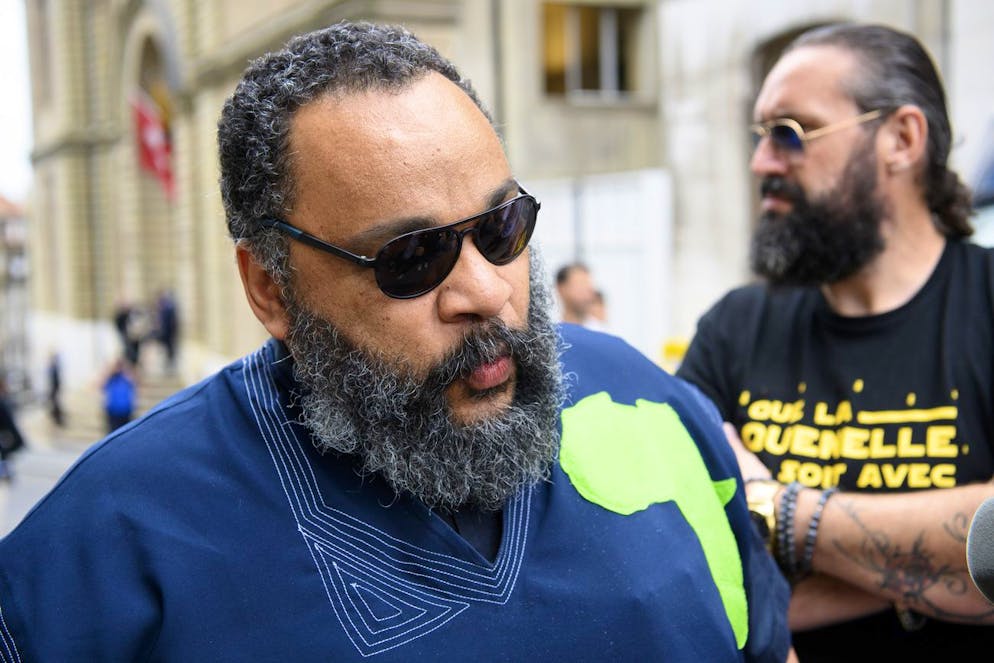 French humorist Dieudonne MBala MBala leaves the courthouse for a lunch break of his trial for racial discrimination, in Geneva, Switzerland, Monday, July 5, 2021.(KEYSTONE/Laurent Gillieron)..L'humoriste francais Dieudonne MBala MBala quitte le Tribunal de police lors de la pause de midi de son proces pour discrimination raciale ce lundi 5 juillet 2021 au Palais de Justice de Geneve. (KEYSTONE/Laurent Gillieron)
