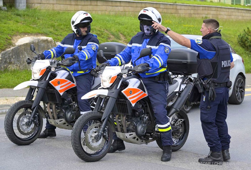 Une operation de police est en cours a La Sarraz (VD) lundi 05 juillet 2021. Un individu a exhibe une arme, vraisemblablement dans le cadre d'un hold up. (KEYSTONE/Christian Brun).