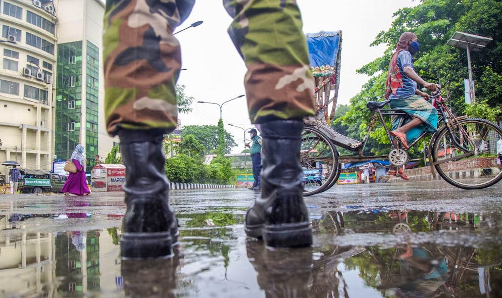 Le personnel de l'armée bangladaise patrouille pendant le verrouillage dur à Dhaka, Bangladesh, le 1er juillet 2021. Les autorités bangladaises ont imposé le verrouillage total à l'échelle nationale pendant une semaine au milieu de l'augmentation des infections à coronavirus et des décès liés au coronavirus dans le pays.