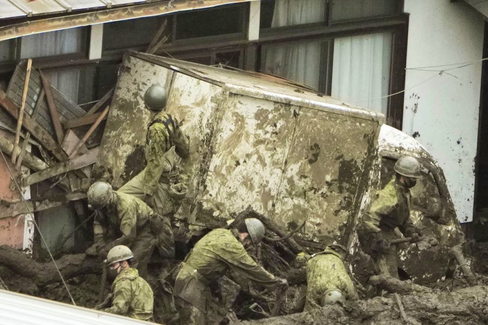 Les sauveteurs poursuivent une opération de recherche sur le site d'une coulée de boue à Izusan à Atami, préfecture de Shizuoka, au sud-ouest de Tokyo, lundi 5 juillet 2021.