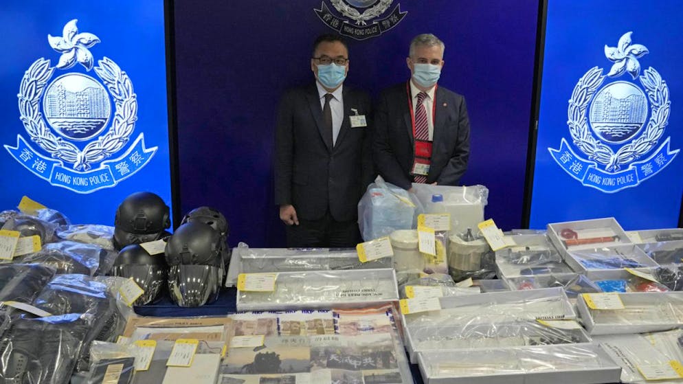 Durante l'operazione la polizia di Hong Kong ha sequestrato materiale per la fabbricazione di bombe, caschi, scudi, pistole ad aria compressa e walkie-talkie.