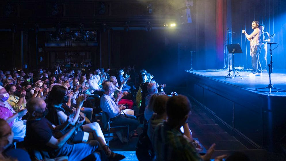 Conchita Wurst singt auf der Buehne des Kaufleuten vor 140 Zuschauerinnen und Zuschauern, die aufgrund der Coronavirus Pandemie sitzen und Masken tragen muessen, fotografiert am 4. Juli 2021 in Zuerich. Conchita Wurst traegt ein Oberteil des Schweizer Designers Julian Zigerli. (KEYSTONE/Gaetan Bally)