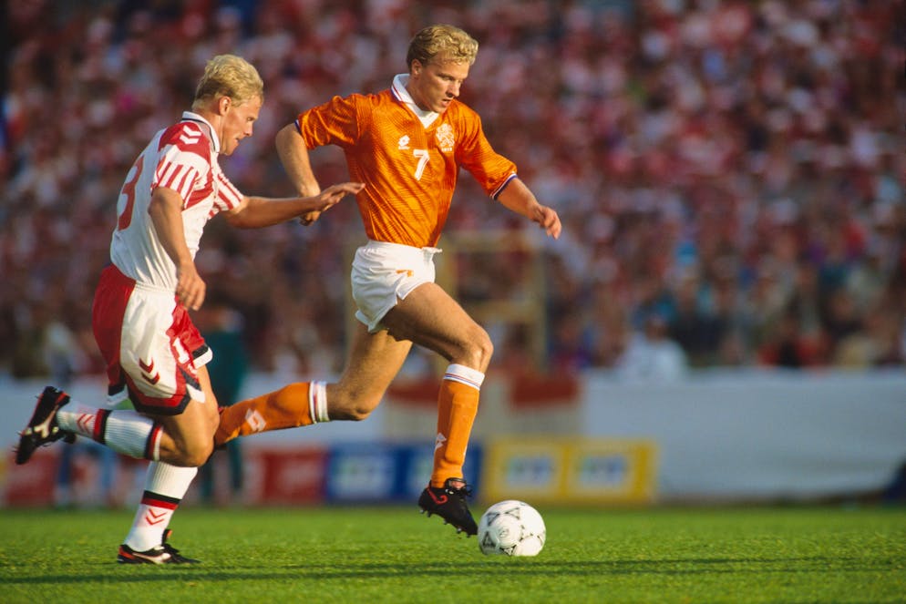 Larsen contro Bergkamp in semifinale.