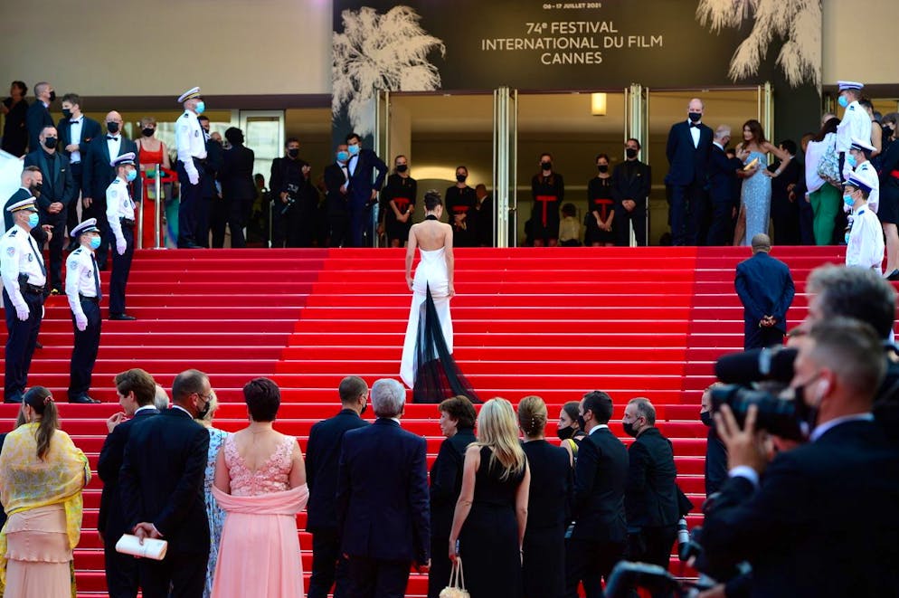 epa09326736 Bella Hadid llega para la proyección de 'Annette' y la ceremonia de apertura del 74º Festival Anual de Cine de Cannes en Cannes, Francia, el 6 de julio de 2021. Presentada en competición, la película abre el festival que se extiende del 6 al 17 de julio.  EPA / CAROLINE BLUMBERG