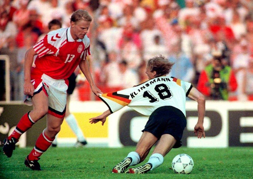 Henrik Larsen blocca Jürgen Klinsmann durante la finale.