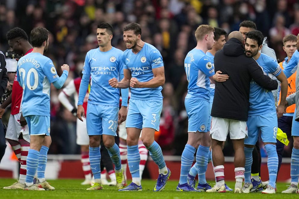 I giocatori del Manchester City esultano per la prima vittoria nel 2022