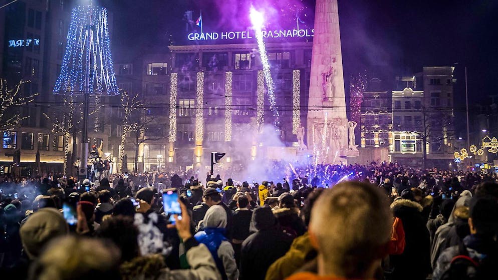 Des milliers de personnes se sont réunies dans la capitale Amsterdam pour fêter la nouvelle année.
