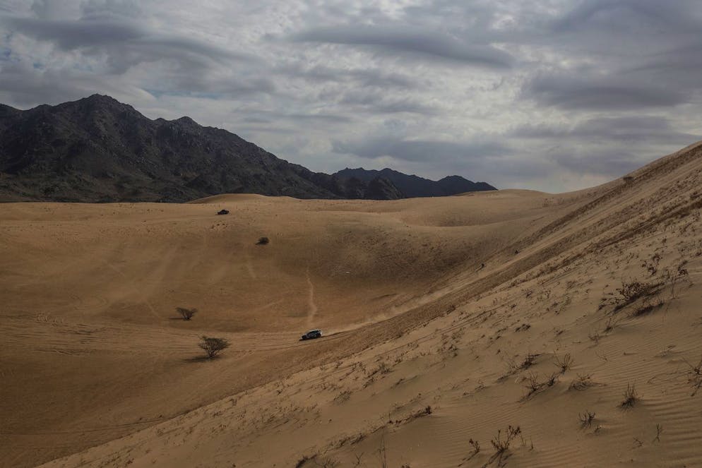 Un pilote français du Dakar 2022, blessé jeudi à une jambe par l'explosion de sa voiture près de Jeddah a été opéré en Arabie saoudite.