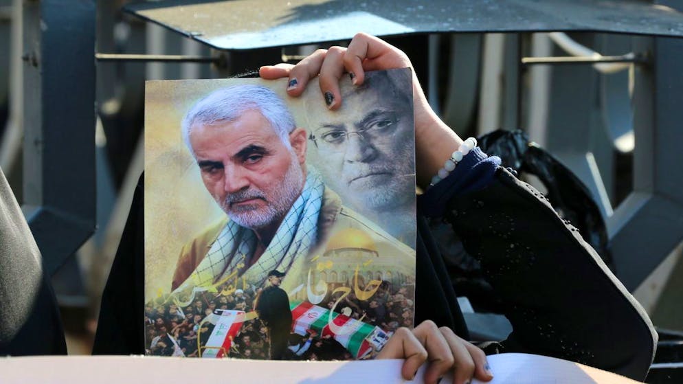Le 3 janvier 2020, sur ordre de Donald Trump, un drone armé a pulvérisé le véhicule où se trouvaient Soleimani, architecte de la stratégie iranienne au Moyen-Orient et Abou Mehdi al-Mouhandis, numéro 2 du Hachd al-Chaabi, coalition de factions intégrées à l'Etat irakien.