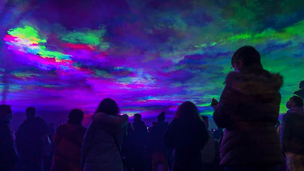 Comme dans le Grand Nord, le ciel au-dessus du parc des Bastions s'est illuminé, vendredi à la tombée de la nuit, pour le plus grand émerveillement du public.