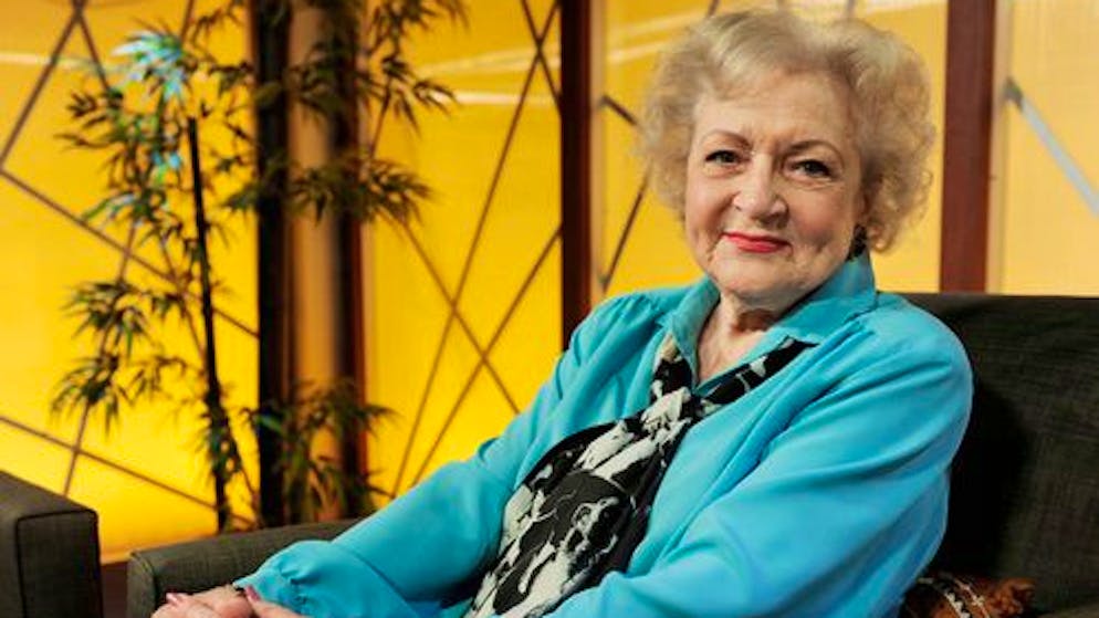 Die Schauspielerin Betty White sitzt nach ihrem Auftritt in der Fernseh-Talkshow «»In the House». White starb nach Angaben der US-Magazine «People» und «Deadline» unter Berufung auf Manager Jeff Witjas im Alter von 99 Jahren. 