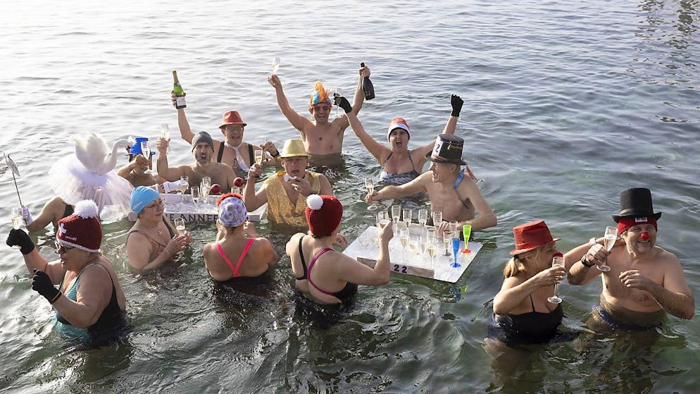 Alcuni dei partecipanti al tradizionale tuffo di Capodanno.