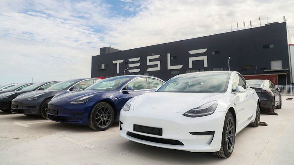 ARCHIV - 26.10.2020, China, Shanghai: Fahrzeuge des Models 3 stehen vor der Tesla Fabrik. Der Elektro-Autobauer Tesla ruft knapp eine halbe Million Wagen wegen möglicherweise sicherheitsgefährdender Mängel zurück. Betroffenen seien dabei alle Autos der Reihe «Model 3», die 2017 bis 2020 gebaut wurden. Foto: Ding Ting/XinHua/dpa +++ dpa-Bildfunk +++