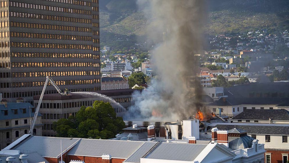 En début de matinée, des flammes et une épaisse colonne de fumée étaient visibles au-dessus du bâtiment.