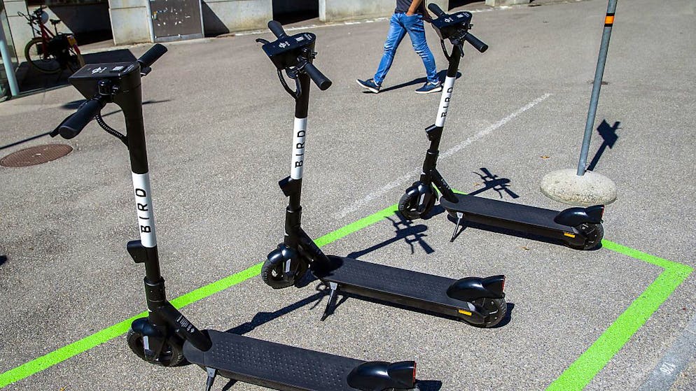 Les trottinettes et vélos électrique en libre-service remplacent plus souvent des trajets en transports publics ou à pied qu'en voiture, selon cette étude (archives).