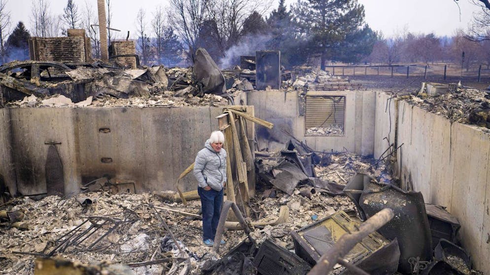 Un abitante di Louisville fra quel che resta della sua casa.