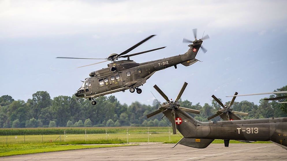 L'armée suisse a mobilisé un de ces hélicoptères depuis Dübendorf (ZH). L'appareil a rejoint les alpes valaisannes en un peu moins d'une heure et a ensuite réalisé quatre allers-retours pour ramener les participants à Ovronnaz (archives).