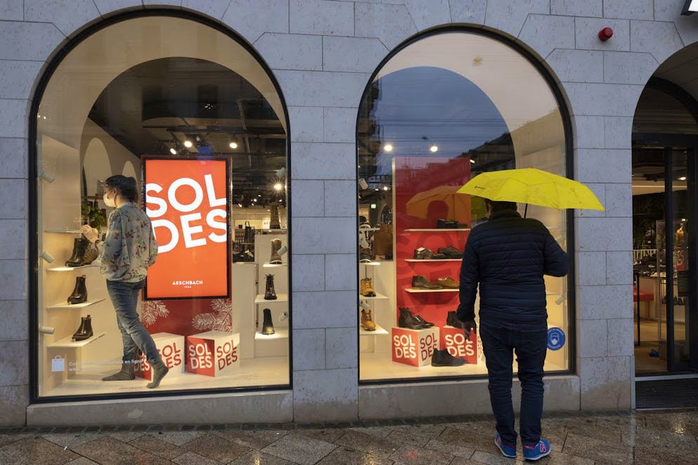Ceux qui continuent de venir en magasin le font pour pouvoir tester les produits et obtenir des conseils auprès du personnel de vente. (image d'illustration)