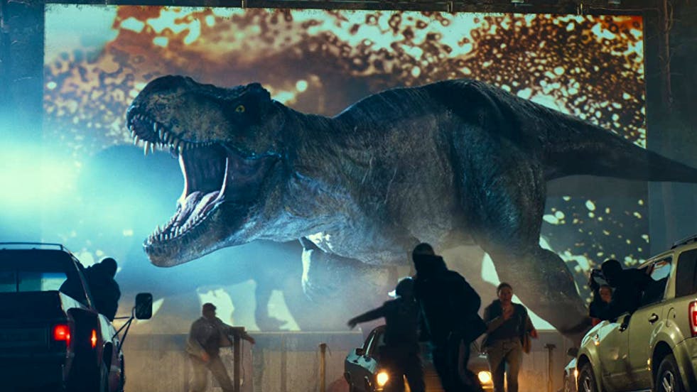 In «Jurassic World: Ein Neues Zeitalter» kommen die Dinos zurück. Der neuste Film erzählt die Geschichte des «Fallen Kingdom» weiter. Neben Chris Pratt und Bryce Dallas Howard gibt es auch ein Wiedersehen mit den Stars aus dem ersten «Jurassic Park»: Sam Neill, Laura Dern und Jeff Goldblum sind alle wieder mit dabei. Kinostart: 9. Juni.&nbsp;