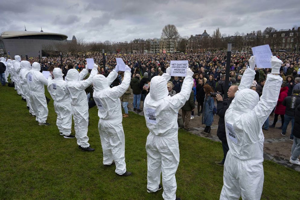 Une manifestation anti-restrictions sanitaires, interdite par les autorités, a eu lieu dimanche à Amsterdam.