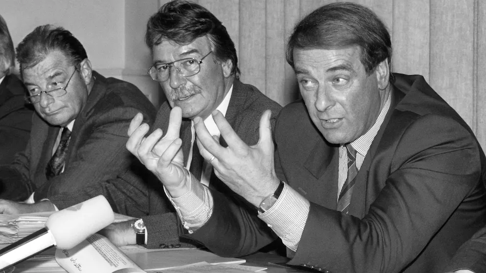 Die Bundesräte Jean-Pascal Delamuraz (links), René Felber (Mitte) und Adolf Ogi verkünden in einer Pressekonferenz am 22. Oktober 1991 in Bern das strategische Ziel des Schweizer Beitritts zur Europäischen Gemeinschaft über den Zwischenschritt des EWR-Vertrages.
