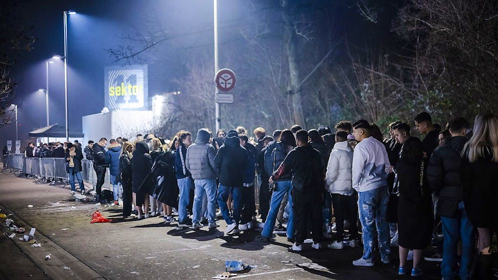 Les fêtards (ici à Zurich) devaient s'armer de patience la nuit du réveillon avant de pouvoir accéder aux discothèques, en raison des mesures sanitaires renforcées.